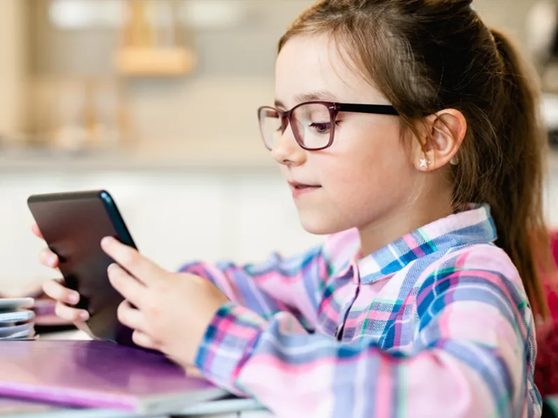 Freelancer-working-with-laptop-at-cafe-Embed