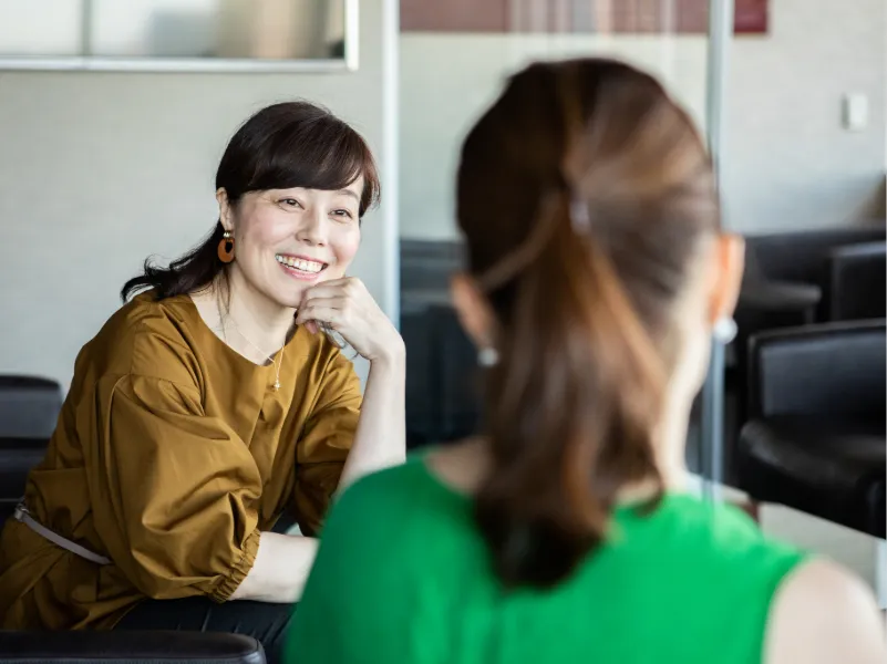 woman-talking-to-a-colleague-during-a-break